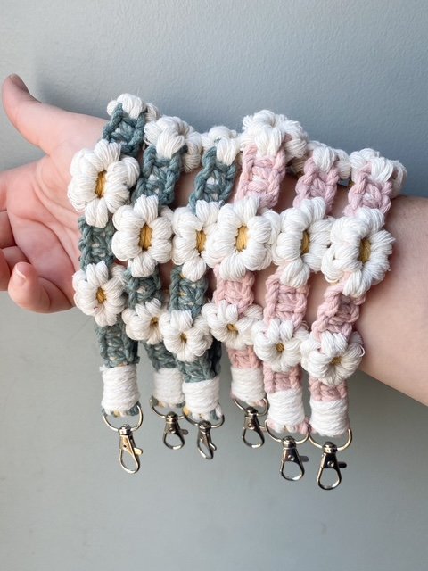 Daisy Wristlet