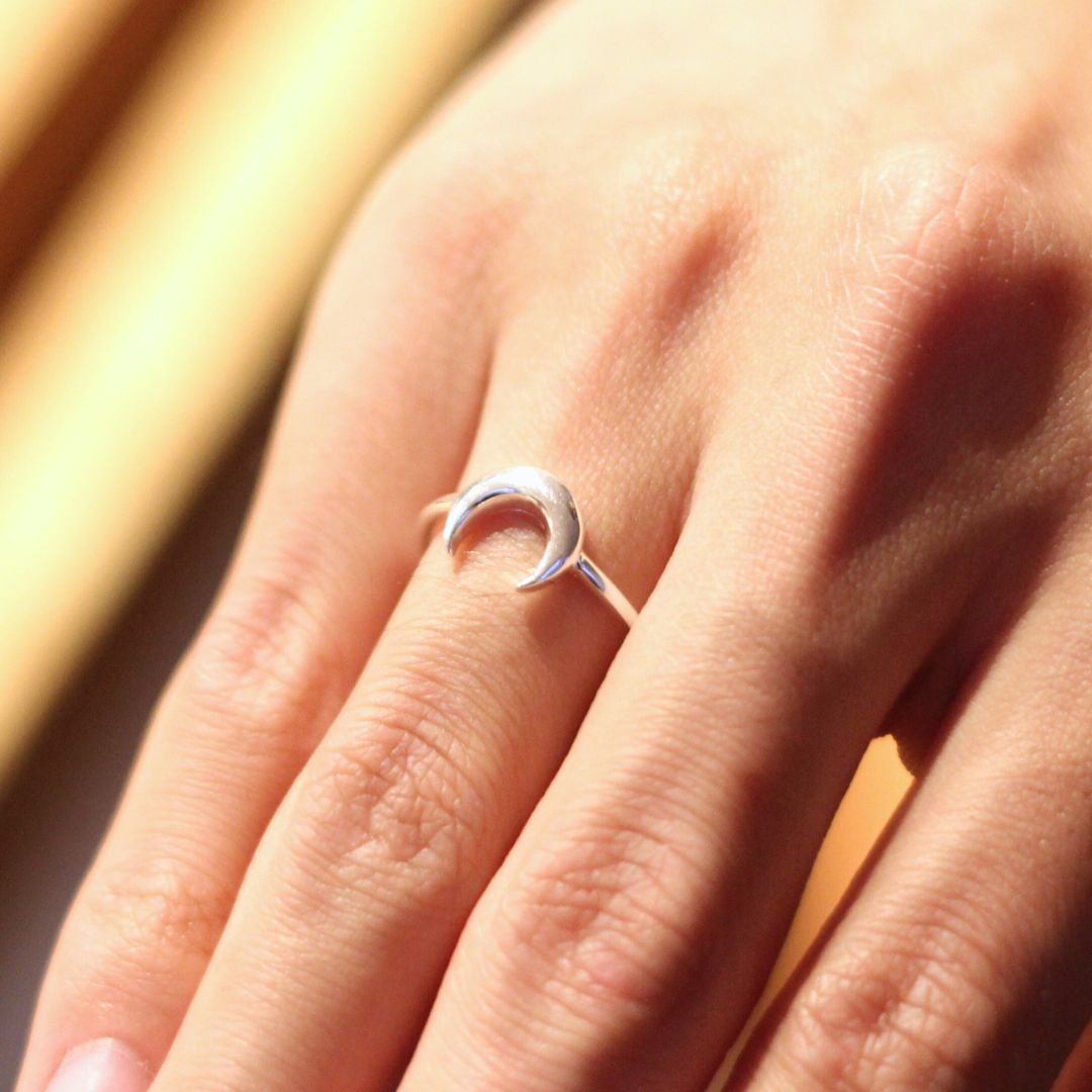 66329a1d0759253713889ea6_bak-crecent-moon-ring_1747688485184.jpg