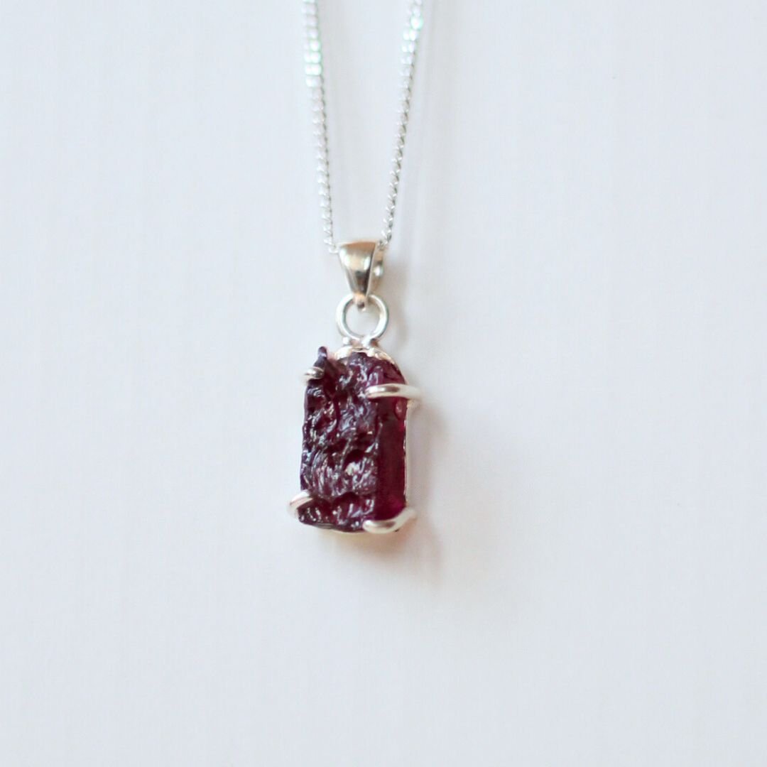 66329a1d0759253713889ea6_bak-rough-garnet-necklace-1_1747688037961.jpg