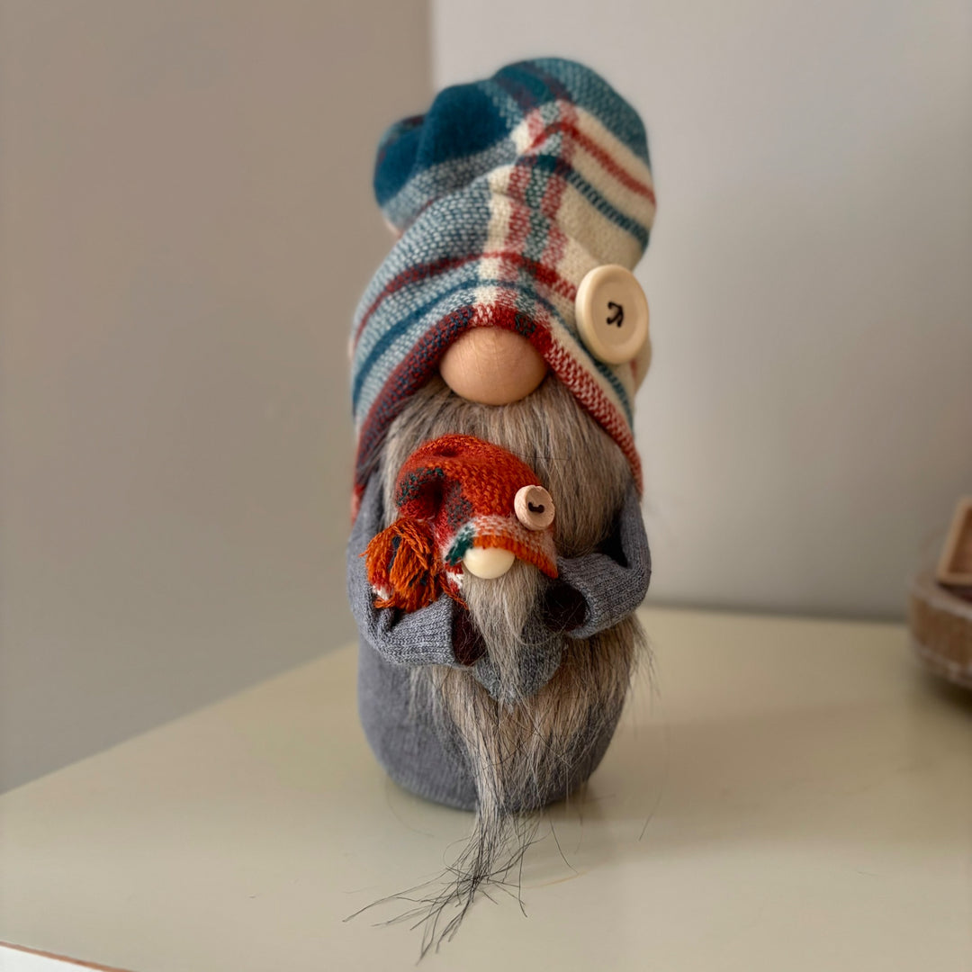 Gnome Holding Gnome - 1