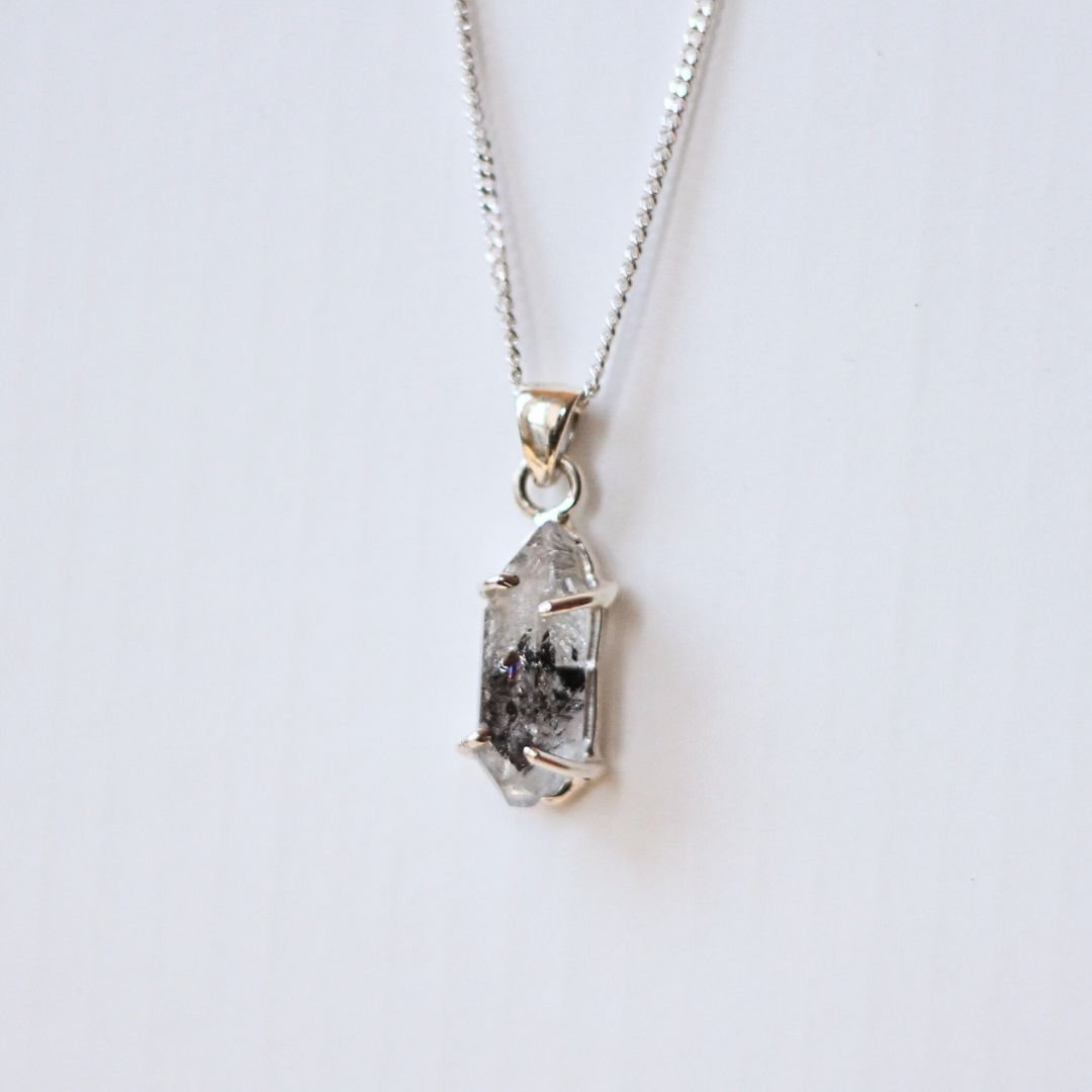 66329a1d0759253713889ea6_bak-rough-quartz-necklace-1_1747687915662.jpg