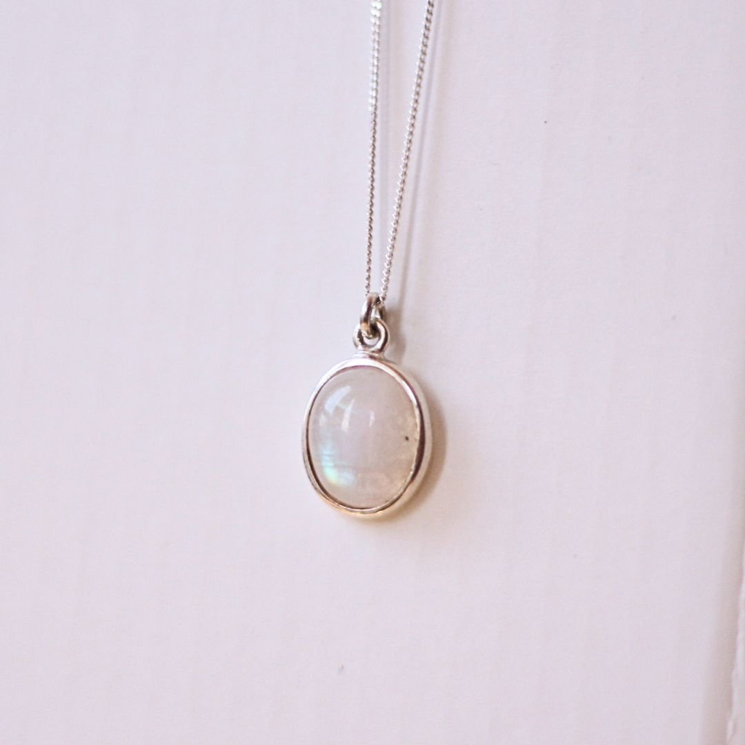 66329a1d0759253713889ea6_bak-silver-bezel-moonstone-necklace-1_1747692466090.jpg