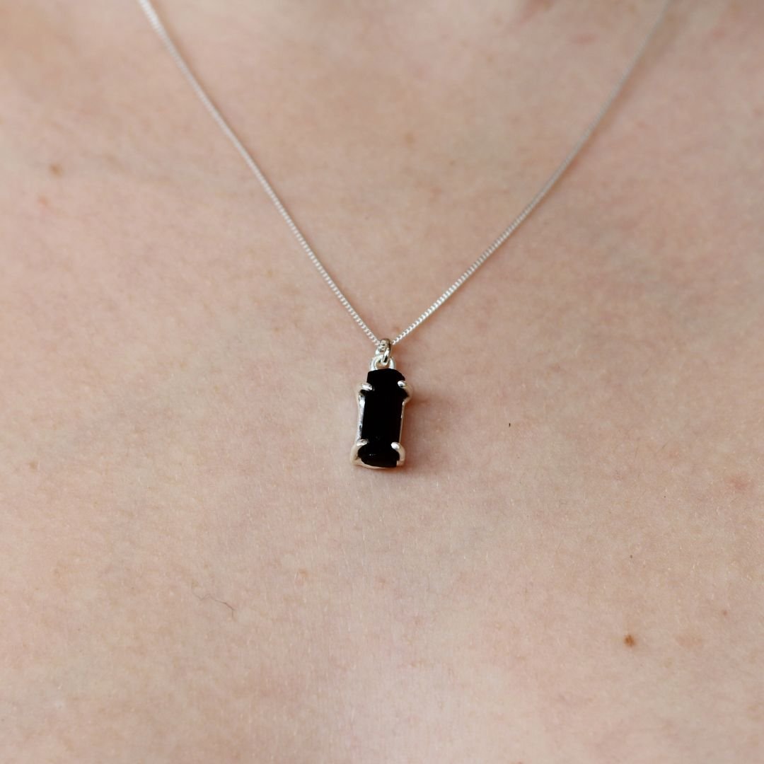 66329a1d0759253713889ea6_bak225-68176-rough-black-tourm-necklace-4_1747687873470.jpg