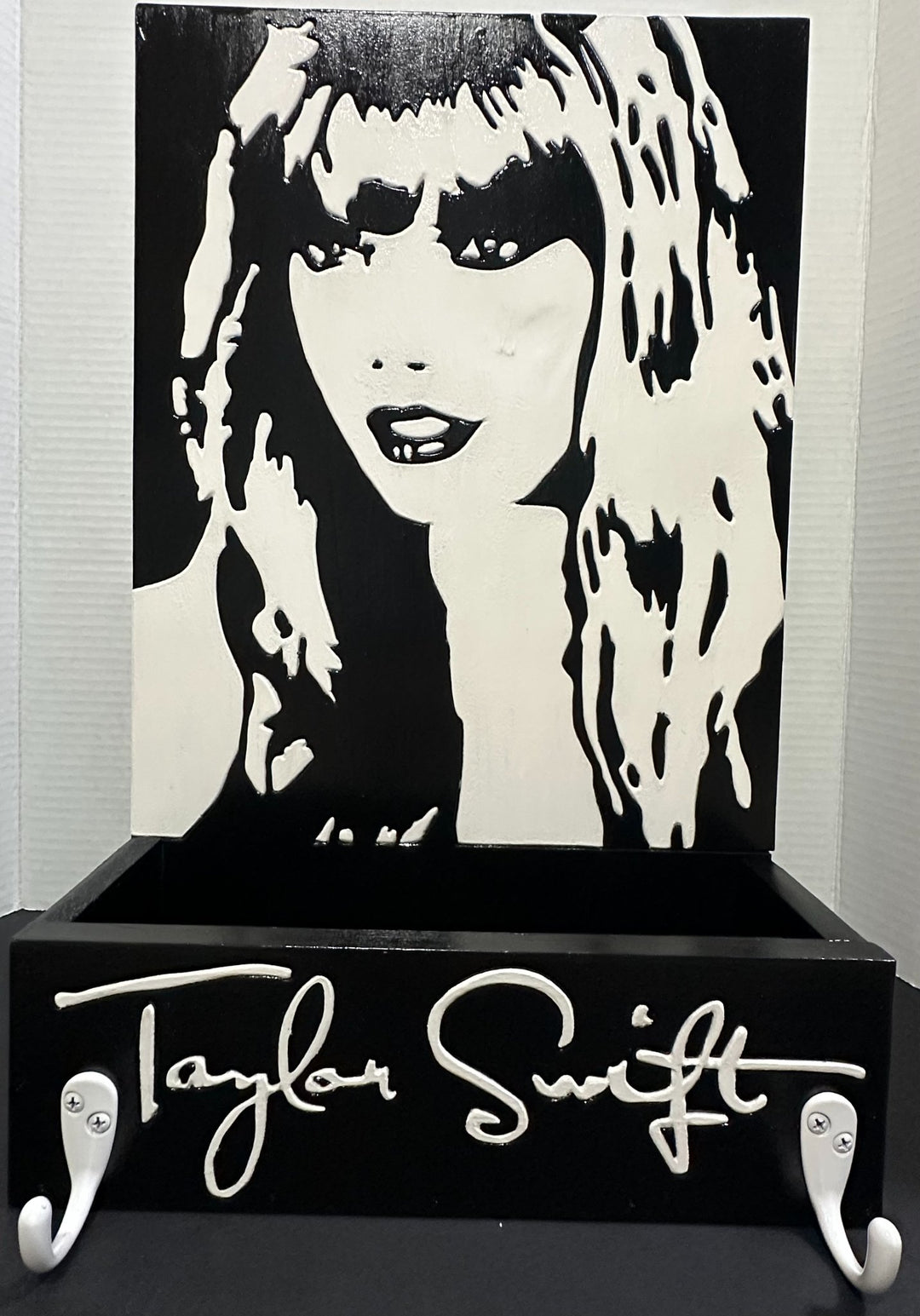 66329a1d0759253713889ea6_taylor-swift-box-hooks_1759432566618.jpg