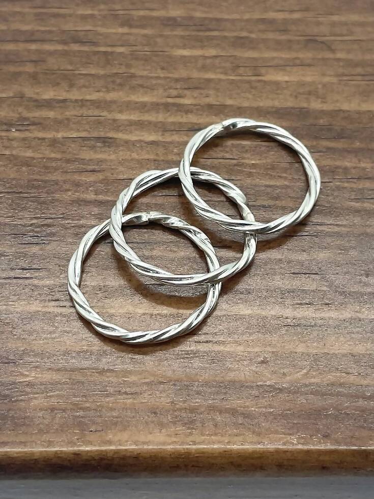 (3) twisted rings